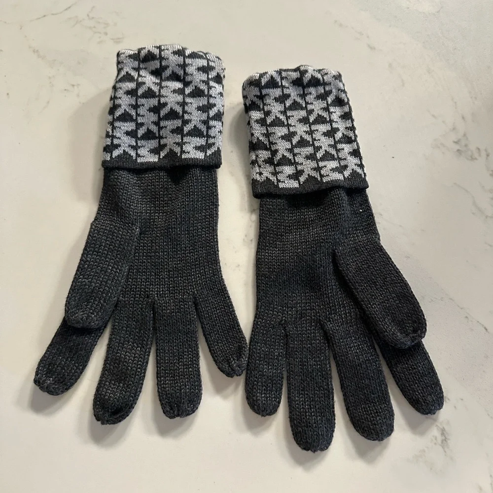 Michael Michael kors gray knit gloves with logo detail